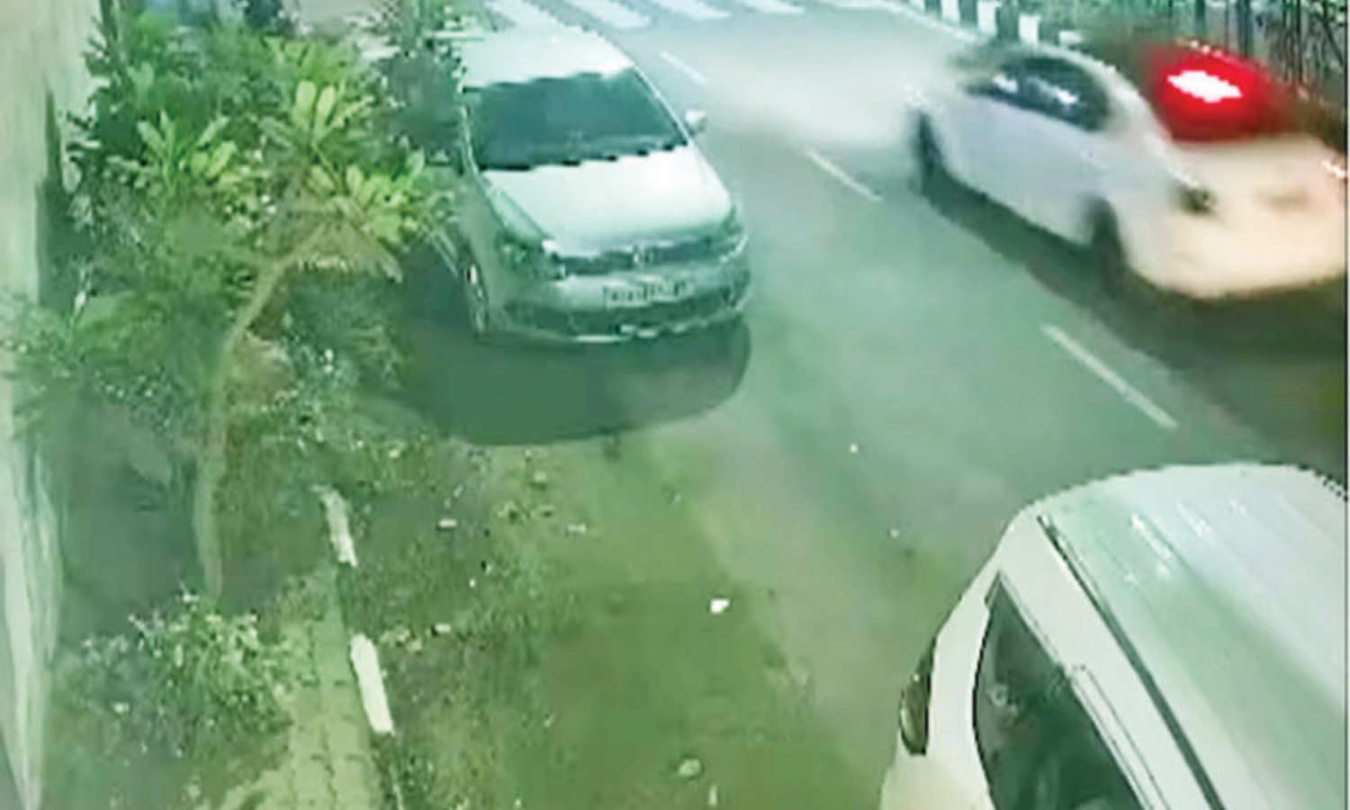 வாகன சோதனையில் பரபரப்பு: போலீஸ்காரரை கார் பேனட்டில் 400 மீட்டர் தூரம் இழுத்து சென்ற டிரைவர்...