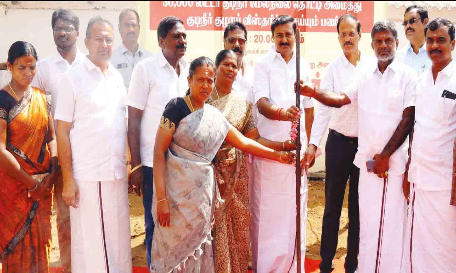 முத்தூர் பேரூராட்சி பகுதியில் ரூ.46¾ லட்சத்தில் வளர்ச்சி திட்ட பணிகள் - அமைச்சர் மு.பெ.சாமிநாதன் தொடங்கி வைத்தார்