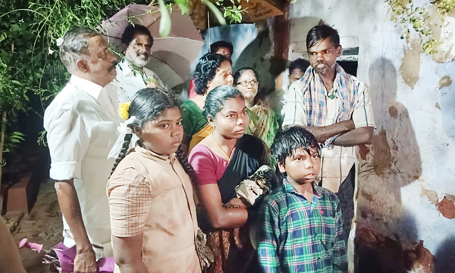 சின்னமனூரில் கன மழைக்கு வீட்டின் சுவர் இடிந்து விழுந்தது