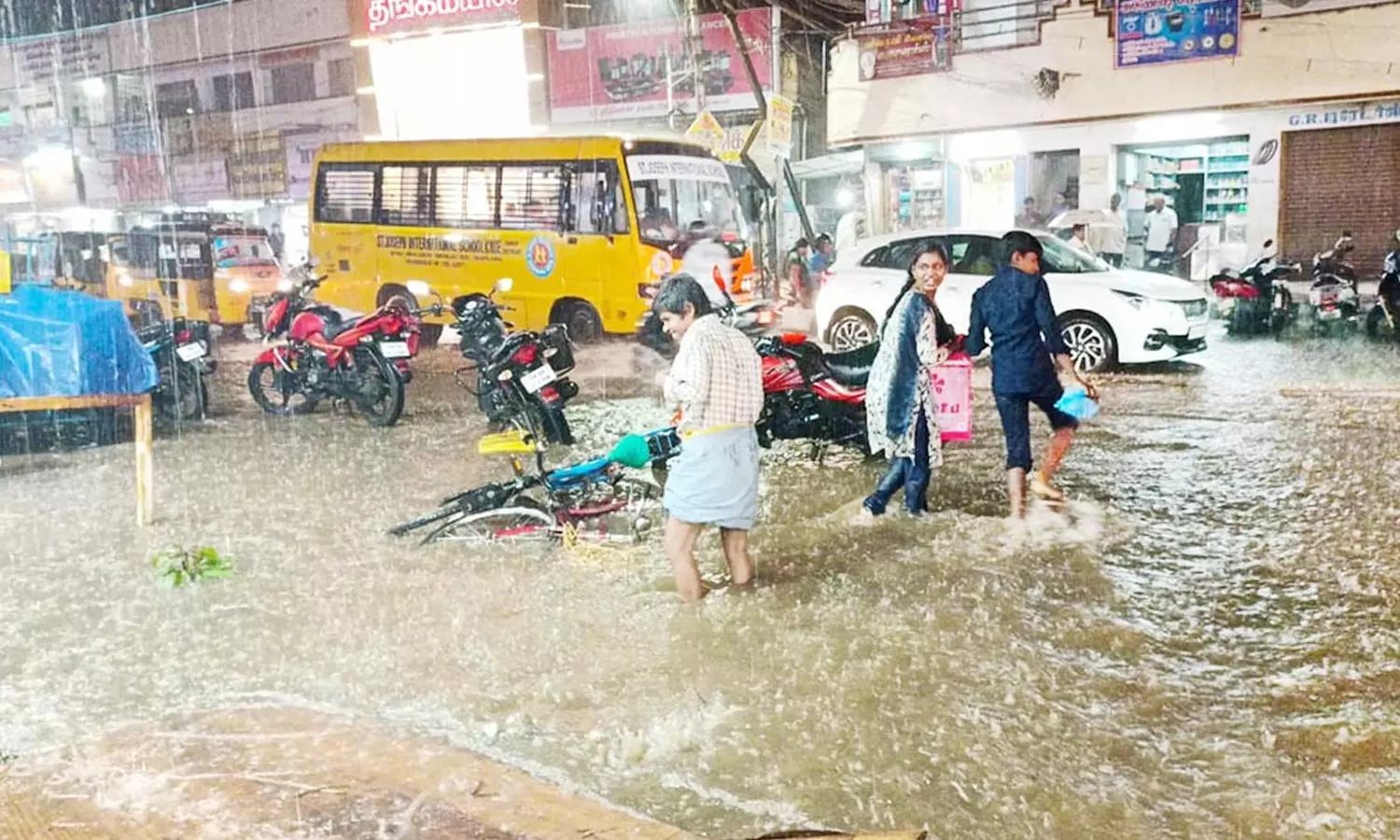 விருதுநகர், ராமநாதபுரம், சிவகங்கை மாவட்டங்களில் விடிய விடிய மழை: நீர்நிலைகள் நிரம்பின விருதுநகர், ராமநாதபுரம், சிவகங்கை மாவட்டங்களில் விடிய விடிய மழை: நீர்நிலைகள் நிரம்பின