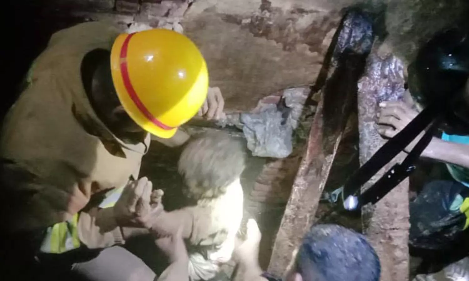 ஸ்ரீவில்லிபுத்தூரில் வீட்டின் இடிபாடுகளில் சிக்கியவரை தீயணைப்புத்துறையினர் மீட்ட காட்சி. ஸ்ரீவில்லிபுத்தூரில் வீட்டின் இடிபாடுகளில் சிக்கியவரை தீயணைப்புத்துறையினர் மீட்ட காட்சி.