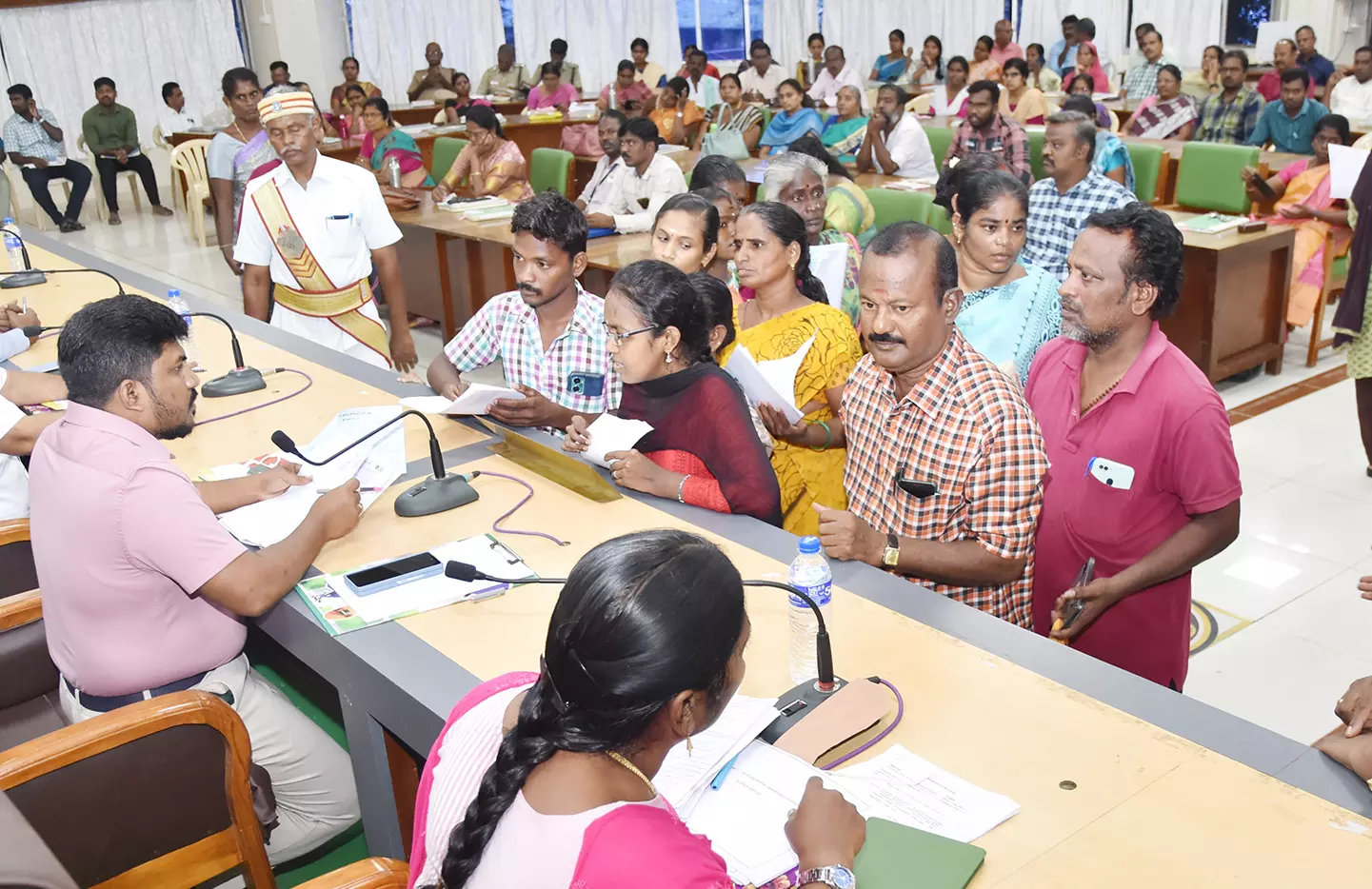 மக்கள் குறைதீர்க்கும் முகாமில் மானிய உதவிகள் மக்கள் குறைதீர்க்கும் முகாமில் மானிய உதவிகள்