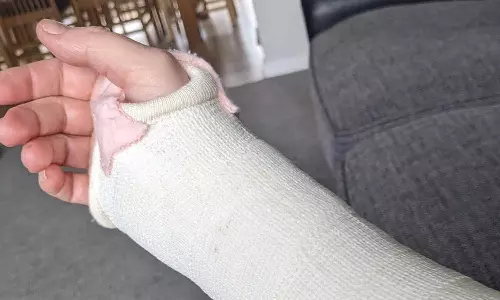 மூதாட்டி கைளை உடைத்து வீசி சென்ற கொடூர மகன்- புதருக்குள் விடிய விடிய தவித்த பரிதாபம்