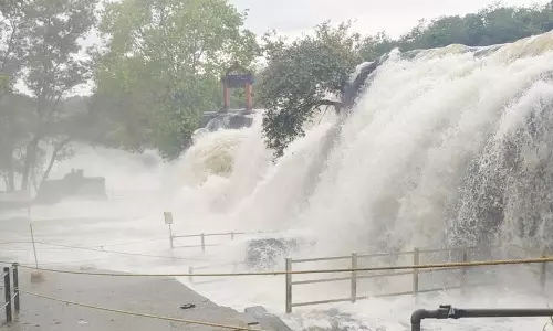 குமரி மாவட்டத்தில் மழை நீடிப்பு: திற்பரப்பு அருவியில் குளிக்க மீண்டும் தடை