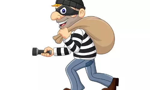 மணப்பாறை அருகே - நள்ளிரவில் காரை வழிமறித்து ரூ.3 லட்சம் பணம் கொள்ளை