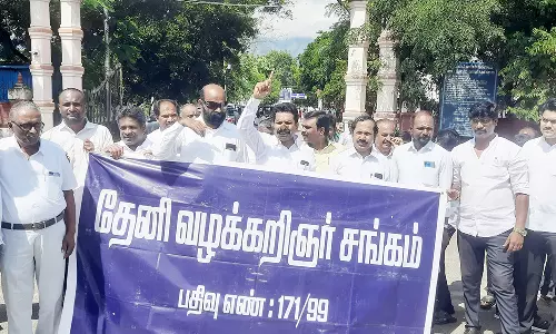 தேனியில் வக்கீல்கள் கோர்ட்டு புறக்கணிப்பு போராட்டம்