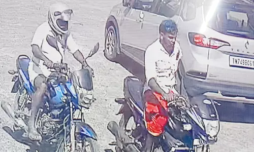 குமரி மாவட்டத்தில் இரு சக்கர வாகனங்களை திருடும் வாலிபர்களின் சி.சி.டி.வி. காட்சிகள்