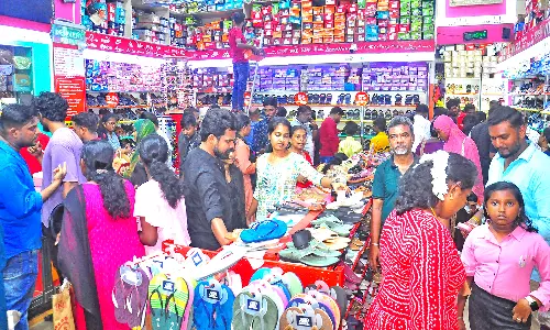 தீபாவளியையொட்டி நியூ ஜனதா புட்வேரில் சிறப்பு தள்ளுபடி விற்பனை