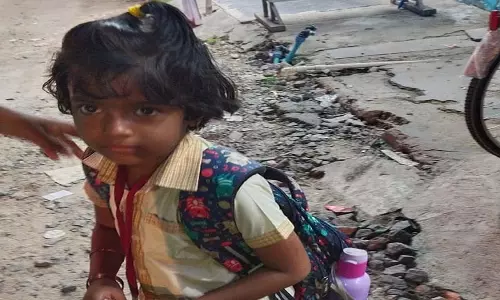 காரைக்காலில் சாலையில் கிடந்த பணத்தை உரியவரிடம் ஒப்படைத்த சிறுமி