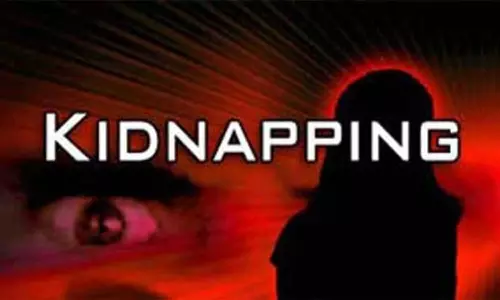 காதல் திருமணம் செய்த புதுப்பெண் காரில் கடத்தல்