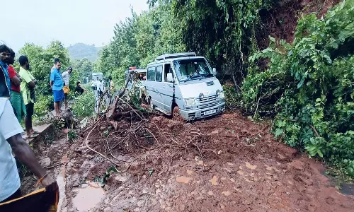 வெள்ளிமலை பெரியார் நீர்வீழ்ச்சி செல்லும் சாலையில் மண் சரிவு: சேற்றில் சிக்கிய காரினால் 2 மணி நேரம் போக்குவரத்து பாதிப்பு