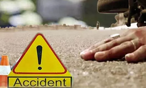 சேவூா் அருகே   வேன் மோதி  பாத்திர வியாபாரி பலி