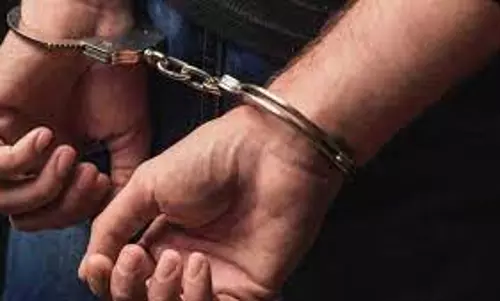 சட்ட விரோதமாக மது விற்ற பெண் உள்பட இருவர் கைது