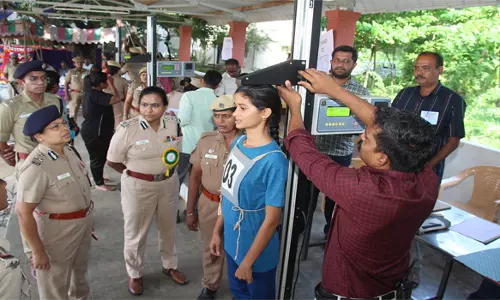 சேலம் குமாரசாமிப்பட்டியில்  பெண் சப்-இன்ஸ்பெக்டர் பணிக்கானஉடல் தகுதி தேர்வு தொடங்கியது