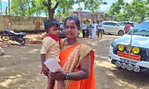 அங்கன்வாடி அருகே நிறுவப்படும் வாறுகால் பணியை நிறுத்த வேண்டும்-3 வயது மாணவன் கலெக்டரிடம் மனு