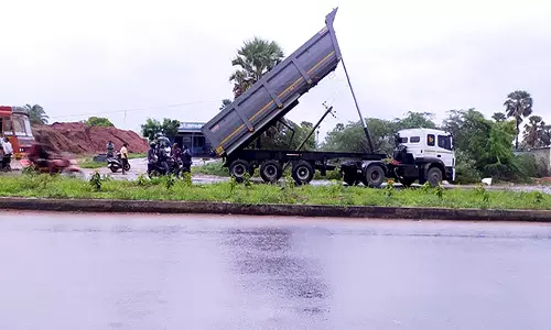 பாவூர்சத்திரத்தில் கனரக லாரி டிரைலர் மோதி 4 மின்கம்பங்கள் சேதம்