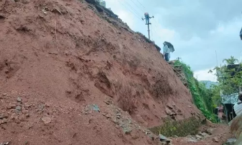பலத்த மழை: தடுப்பு சுவர் கட்டும் பணியின் போது மண்சரிவு- தொழிலாளர்கள் அதிர்ஷ்டவசமாக உயிர் தப்பினர்
