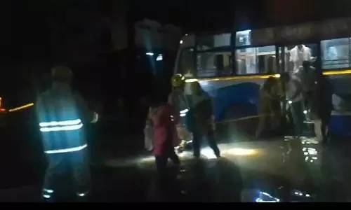 பள்ளிபாளையத்தில் 4 மணி நேரம் கொட்டி தீர்த்த கனமழை- வெள்ளத்தில் சிக்கிய பஸ்