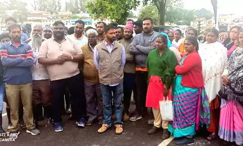 முறையான சம்பளம் கேட்டு தூய்மை பணியாளர்கள் முற்றுகை போராட்டம்