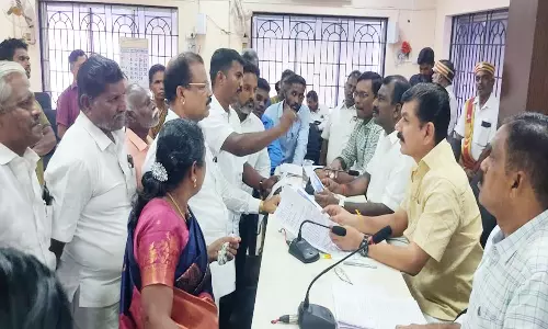 தச்சநல்லூர் பகுதியில் சாலை அமைத்து தர வேண்டும்- மேயரிடம் காங்கிரசார் மனு