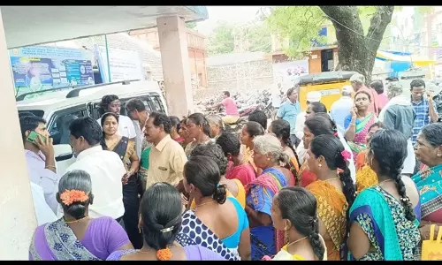 திண்டிவனத்தில் தாசில்தார் அலுவலகத்தை பெண்கள்  முற்றுகை:அதிகாரியுடன் கடும் வாக்குவாதம்