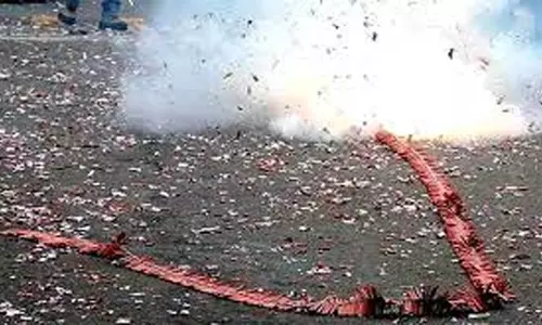 தீபாவளி பண்டிகையின்போதுஅரசு அனுமதித்துள்ள நேரத்தில்பட்டாசுகளை வெடிக்க வேண்டும்