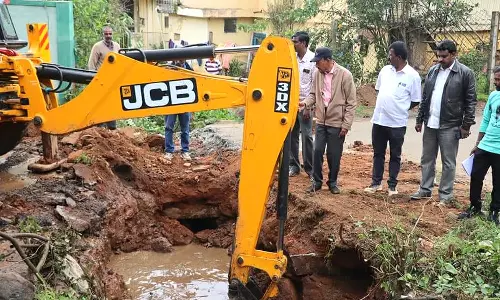 வாகன நெரிசலை தவிர்க்க ரூ.6 லட்சம் மதிப்பில் சாலை பணிகள்