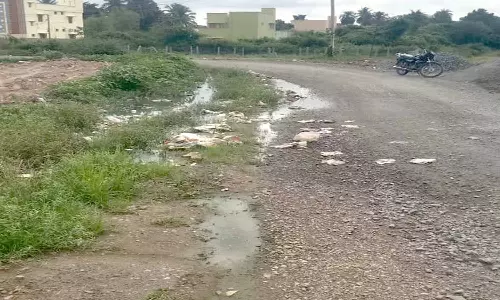 சாலையில் கழிவுநீர் தேங்கியதால் பொதுமக்கள் அவதி