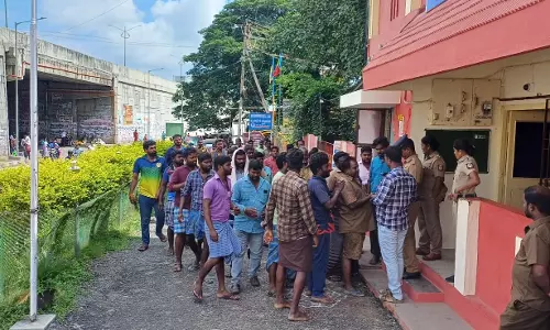 மணல் லாரி டிரைவர்கள் போலீஸ் நிலையம் முற்றுகை