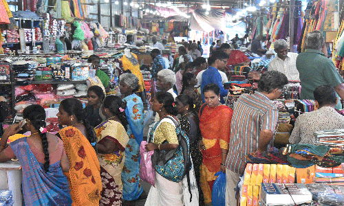 ஈரோட்டில் விடிய விடிய நடந்த ஜவுளி சந்தை