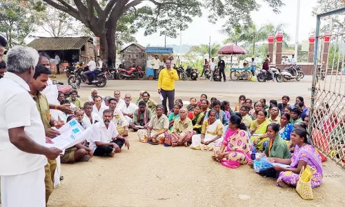 தூய்மை பணியாளர்கள் காத்திருப்பு போராட்டம்