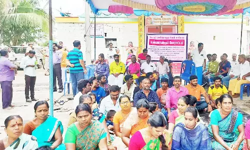 சுப்பிரமணிசாமி கோவில் முன்பு கிராம மக்கள் உண்ணாவிரதம்