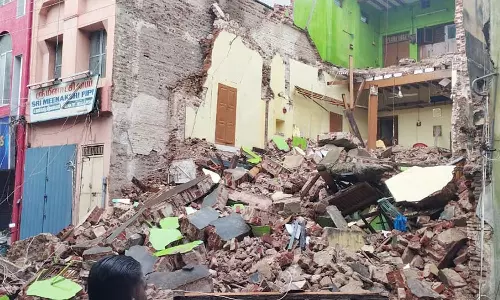 மதுரையில் தொடர்மழை காரணமாக பழமையான 2 மாடி கட்டிடம் இடிந்து விழுந்து தரைமட்டம்