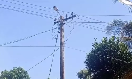 மின்கம்பிகளில் கொடிக்கட்டி துணி உலர்த்துவதை தவிர்க்க வேண்டும்