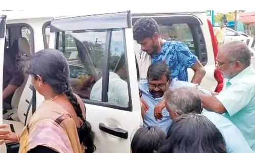 விபத்தில் காயம் அடைந்தவர்களை தனது காரில் ஏற்றி ஆஸ்பத்திரிக்கு அனுப்பிய துணை மேயர்