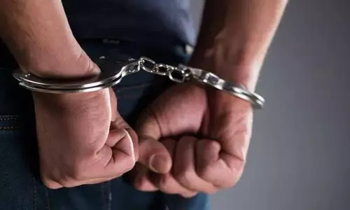 மாணவிக்கு பாலியல் தொல்லை: ஆசிரியர் 6 பிரிவுகளில் போலீசார் வழக்குப்பதிவு செய்து கைது செய்தனர்