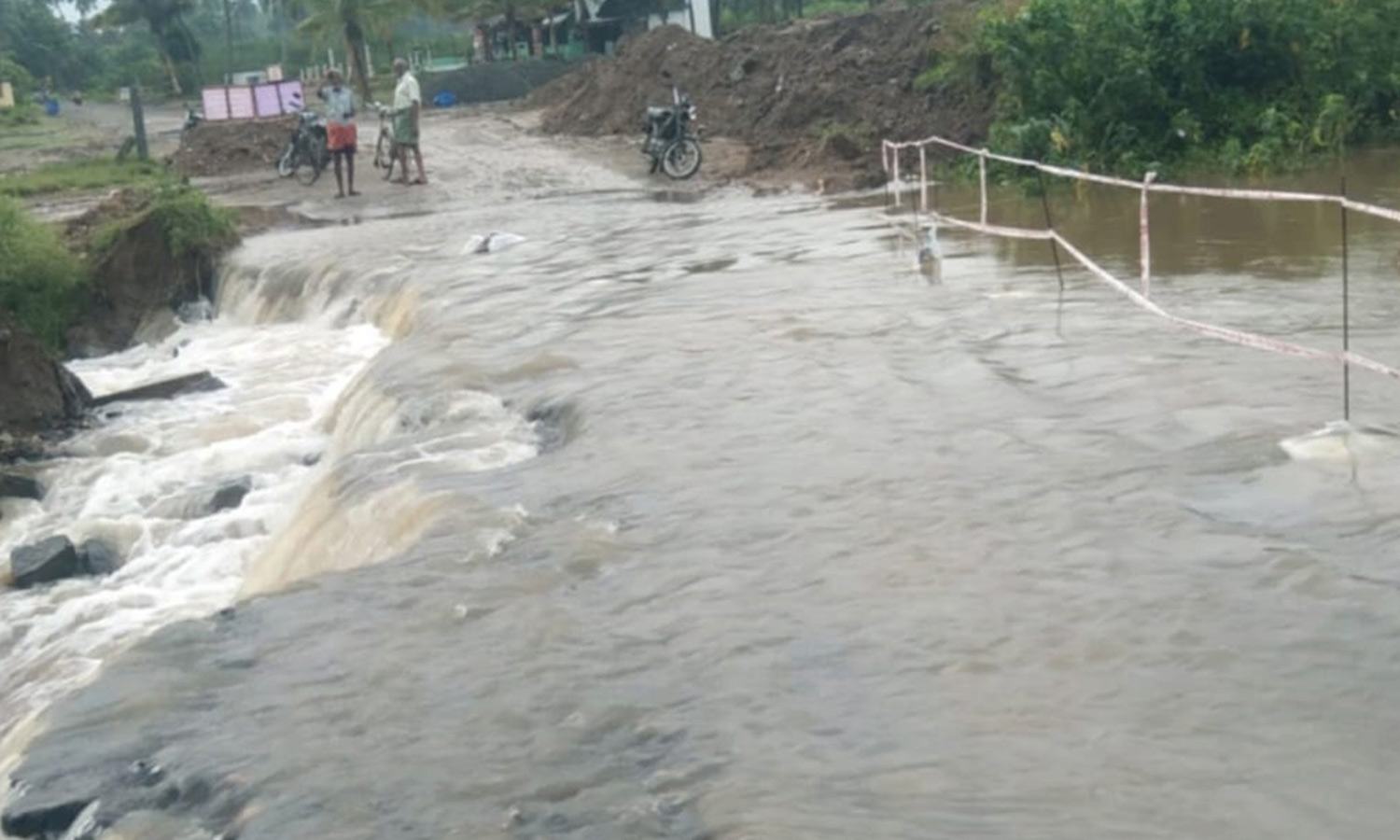 ஈரோட்டில் மீண்டும் இரவு நேரத்தில் கொட்டி தீர்த்த கனமழை: பயிர்கள் நீரில் மூழ்கியதால் விவசாயிகள் வேதனை