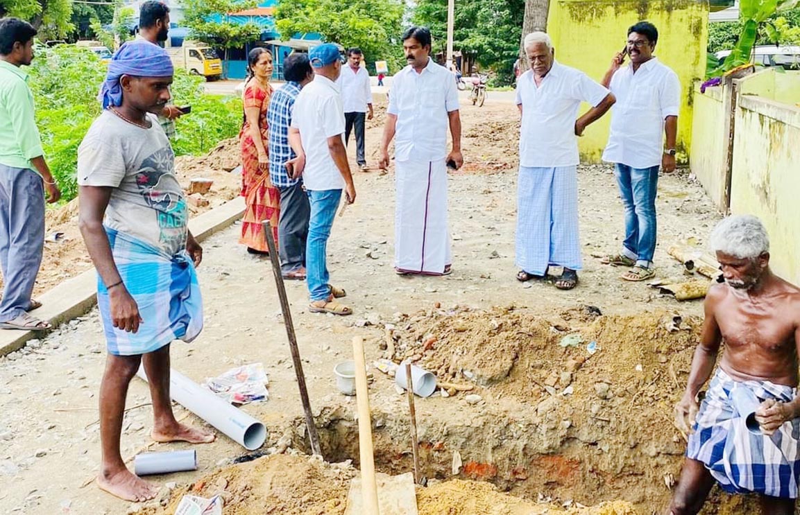 சிமெண்டு சாலை பணிகளை நகராட்சி தலைவர் ஆய்வு