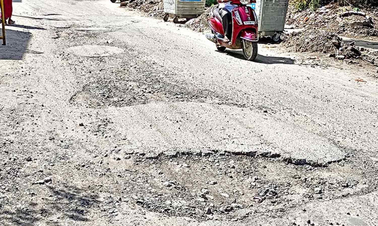 சென்னையில் பல இடங்களில் சாலைகள் சேதம்: குண்டும் குழியுமாக இருப்பதால் வாகன ஓட்டிகள் அவதி