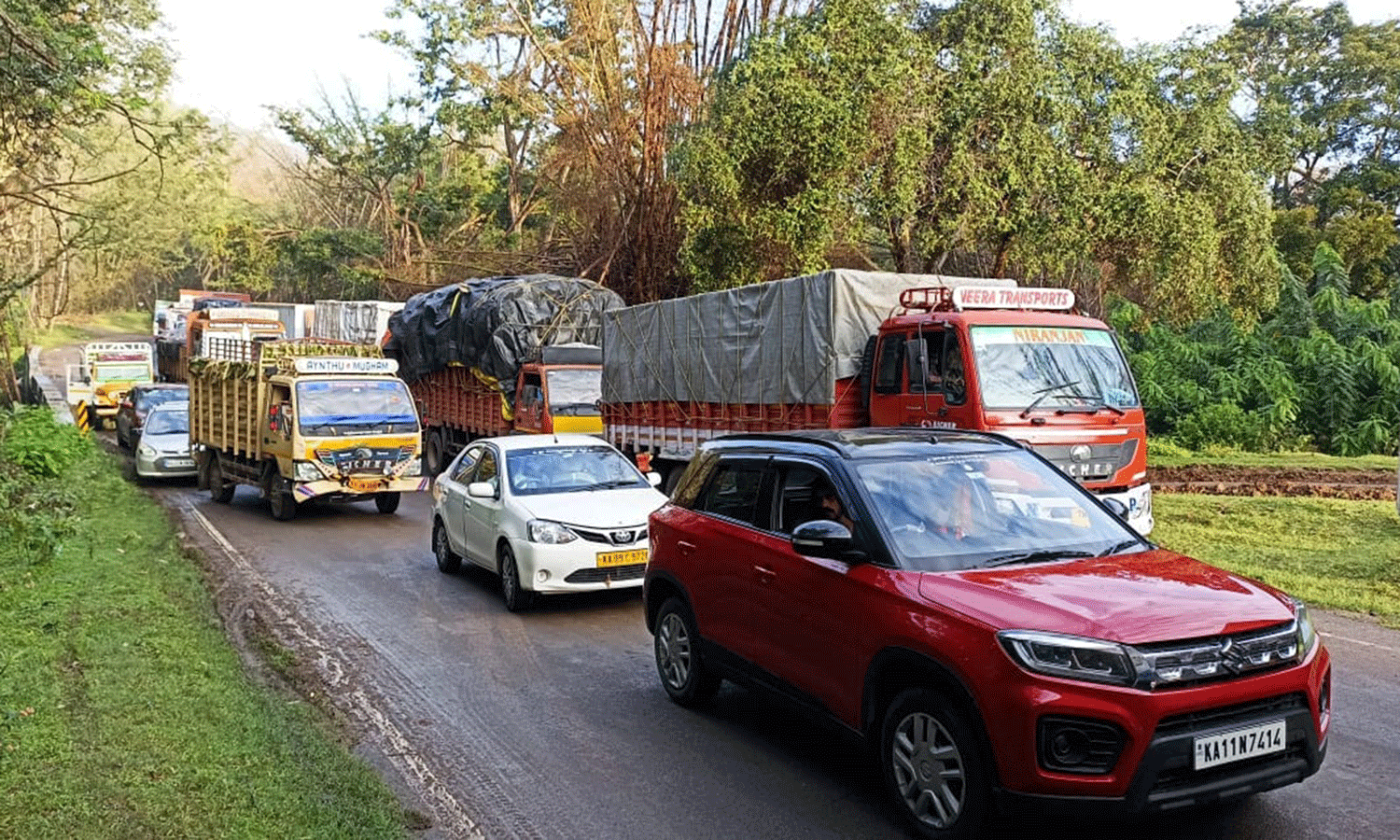 பல கிலோ மீட்டர் தூரத்துக்கு அணிவகுத்து நிற்கும் வாகனங்கள் பல கிலோ மீட்டர் தூரத்துக்கு அணிவகுத்து நிற்கும் வாகனங்கள்