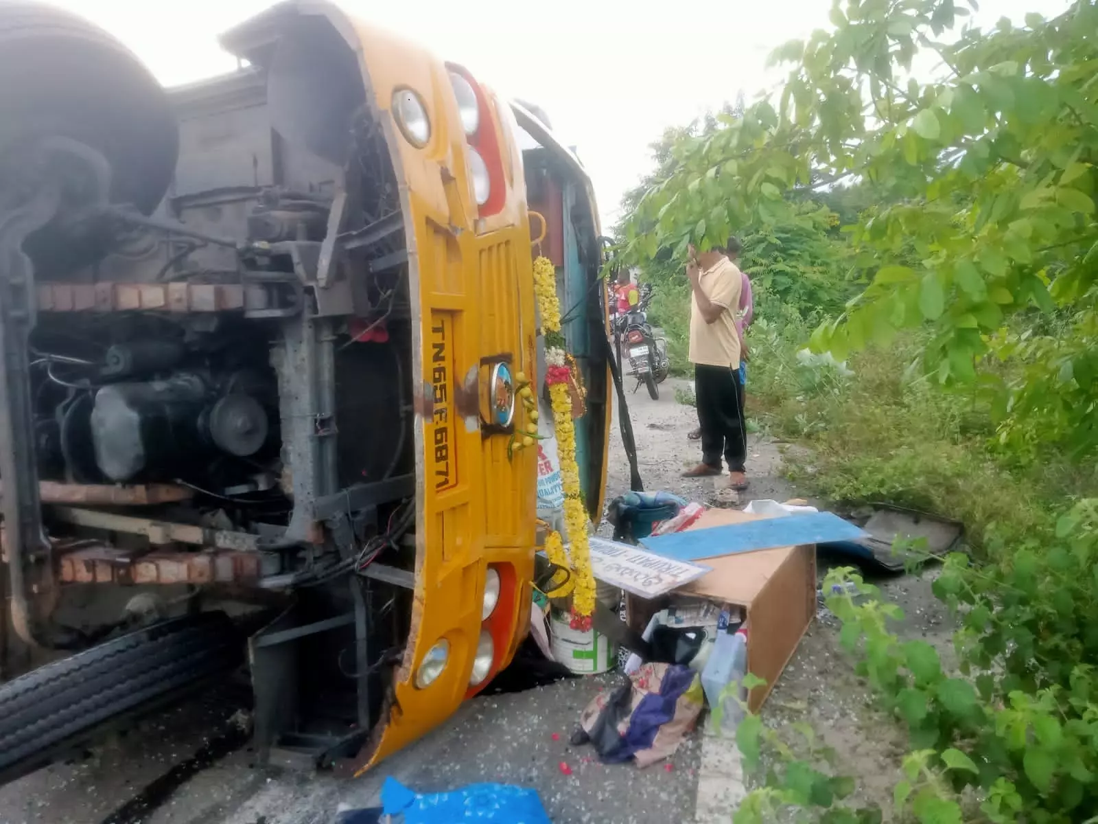 நடிகர் விஷாலின் சினிமா படப்பிடிப்புவேன் கவிழ்ந்து விபத்து - படக்குழுவினர் 4 பேர் படுகாயம் நடிகர் விஷாலின் சினிமா படப்பிடிப்புவேன் கவிழ்ந்து விபத்து - படக்குழுவினர் 4 பேர் படுகாயம்