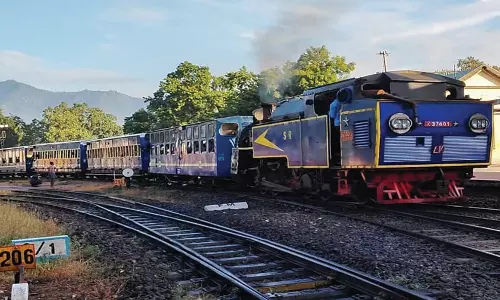 4 நாட்களுக்கு பிறகு ஊட்டி மலை ரெயில் சேவை இன்று தொடங்கியது: உற்சாகமாக பயணித்த சுற்றுலா பயணிகள்
