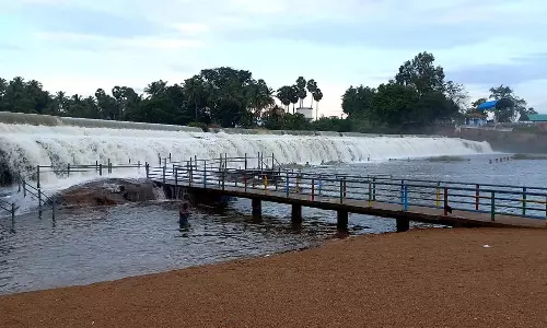 கொடிவேரி தடுப்பணையில் ஆர்ப்பரித்து செல்லும் தண்ணீர்- சுற்றுலா பயணிகள் குளிக்க மீண்டும் தடை