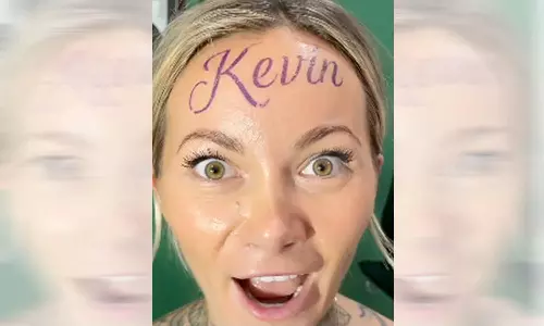 காதலன் பெயரை நெற்றியில் பச்சைக்குத்திய பிரபலம்...! வைரலாகும் வீடியோ