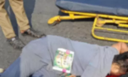 பவானி அருகே லாரி சக்கரத்தில் சிக்கி 2 வாலிபர்கள் உடல் நசுங்கி பலி