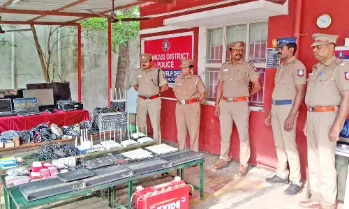 சங்கரன்கோவில் அருகே சட்டவிரோத டெலிபோன் இணைப்பகம் நடத்தியதாக 2 வாலிபர்கள் கைது