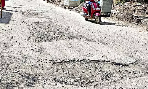 சென்னையில் பல இடங்களில் சாலைகள் சேதம்: குண்டும் குழியுமாக இருப்பதால் வாகன ஓட்டிகள் அவதி