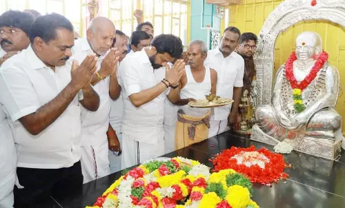 தேவர் நினைவிடத்தில் ஓ.பி.ரவீந்திரநாத் மாலை அணிவித்தார்