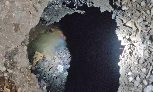 குழித்துறை சந்திப்பு பகுதியில் சாலையில் உருவான திடீர் பள்ளம்