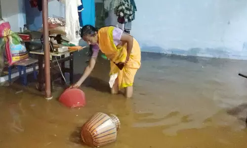 கோபிசெட்டிபாளையம் அருகே பலத்த மழை: 100-க்கும் மேற்பட்ட வீடுகளில் மழைநீர் சூழ்ந்ததால் பரபரப்பு